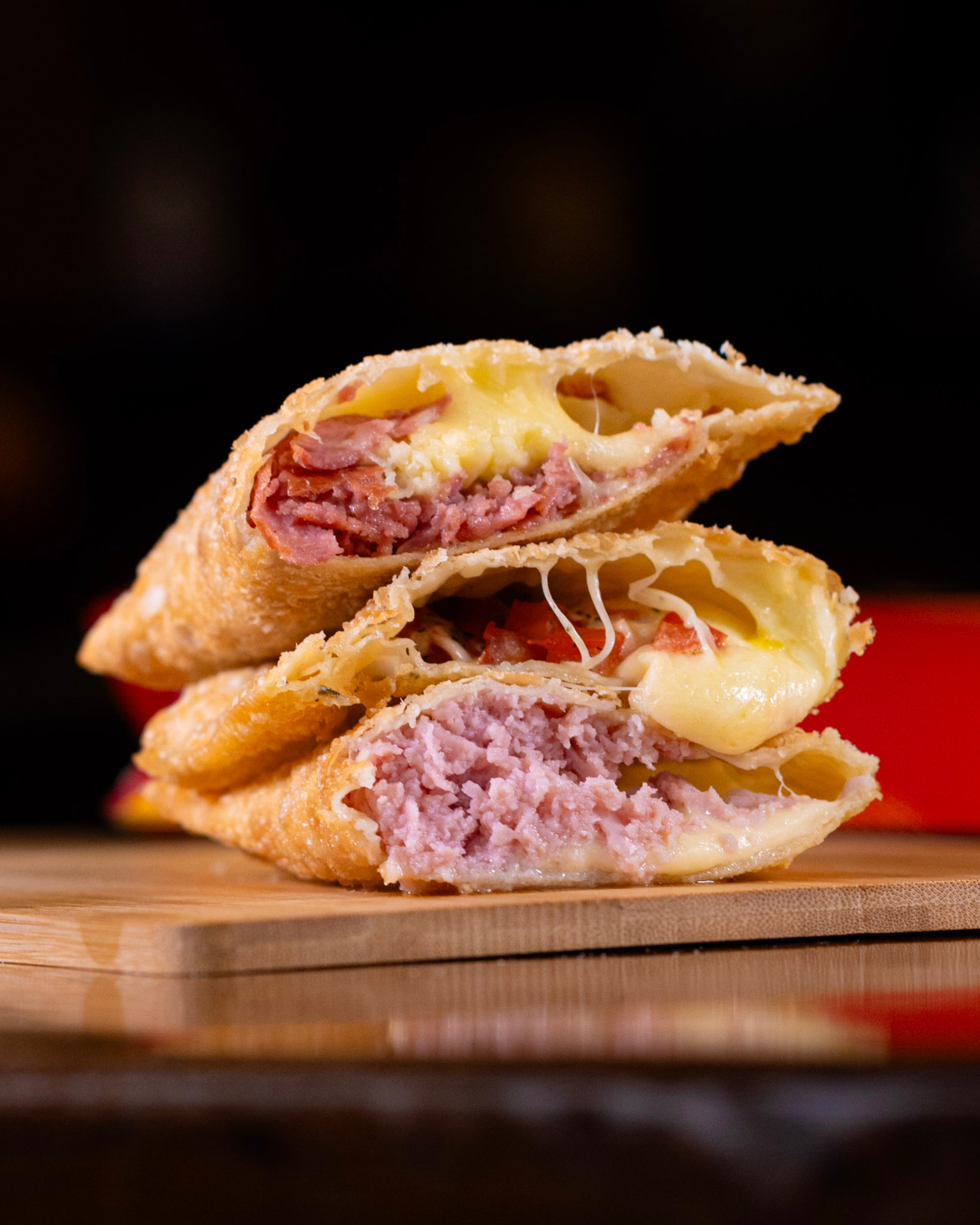 Pastéis crocantes recém fritos com recheio de presunto, queijo e calabresa